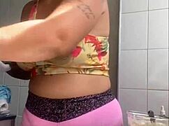 Showing swollen pussy in live stream with big pussy flashing