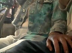 Le muestro mi verga en el bus público y ella decide venir a tocarla