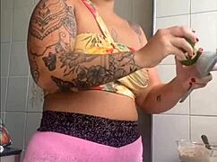 Showing swollen pussy in live stream with big pussy flashing