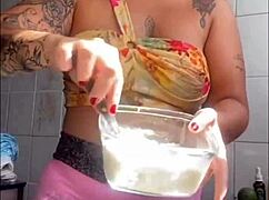 Showing swollen pussy in live stream with big pussy flashing