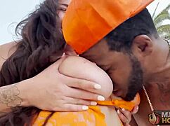 कर्वी क्यूटी जोसी जैक्सन को आउटडोर्स में रोम मेजर से चूत चोदी जाती है