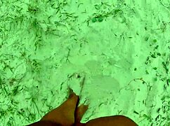 andando na rua e na praia descalços sujando os pés - fetiche por pés