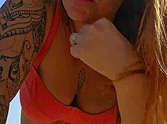 Estou gravando na praia provocando os machos com flashes ousados e corpos africanos 😏🏖️