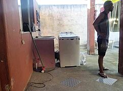 Minha esposa saiu e a empregada n�o resistiu meu pau ereto