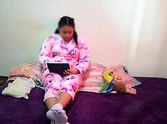 tengo una hermanastra muy puta, cada vez que entro la encuentro masturbando y quiere chuparme la polla