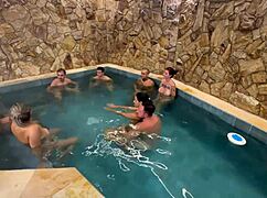 orgia com os amigos na piscina do motel