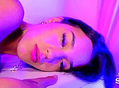 A massagem na novinha rendeu esguichada de tanto tesão