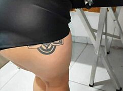 hermosa latina morena de medellín colombiana tatuadora de grandes tetas y hermoso culo se traga todo mi pene me hace una rusa follamos y se llena la cara de semen