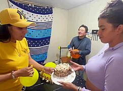 दोस्तों के बीच असली घरेलू थ्रीसम: दो औरतें एक मर्द चुदाई