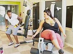 Sofia Rose eye-fucks Rome Major in the gym, flirting turns to pussy pounding! 😏