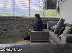 Colegiala Uniformada Engaña a Su Novio con Su Mejor Amigo