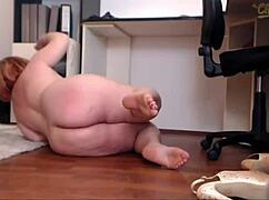 Mature woman displaying her nice ass on webcam