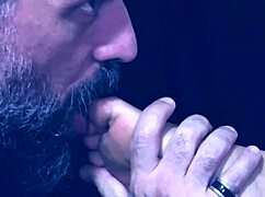 Who wants to lick my big pussy and tickle my feet!