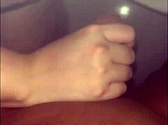 Mi media prima me lo chupa y me le vengo encima!