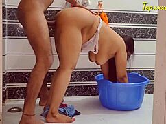 हाॅट देसी भाभी की बाथरूम में दर्दनाक चुदाई। 😈