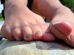 wanna worship goddess's nylon toes riverside?